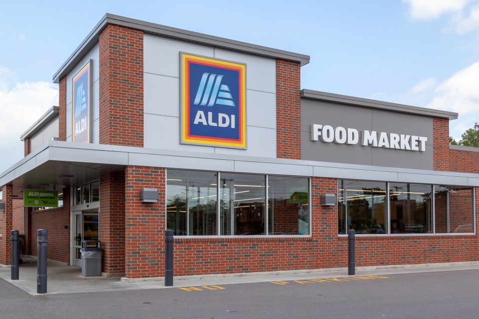 Aldi food market storefront.
