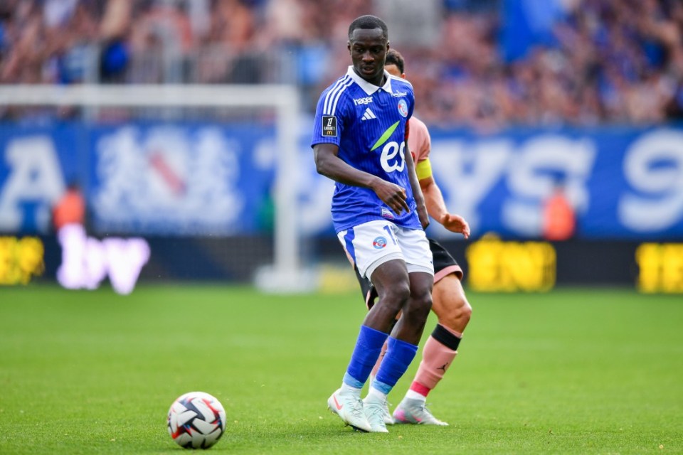 STRASBOURG, FRANCE - MAY 03: Habib Diarra of RC Strasbourg Alsace passes the ball during the Ligue 1 match between RC Strasbourg Alsace and Paris Saint-Germain FC at Stade de la Meinau on May 03, 2025 in Strasbourg, France. (Photo by Franco Arland/Getty Images)