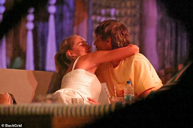 Zara McDermott and her new love Louis Tomlinson showed a 'lack of synchronicity' and signs of 'boredom awkwardness' when they shared a kiss on their romantic getaway in Costa Rica on Sunday