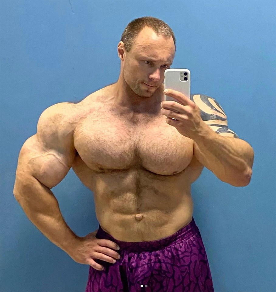 Selfie of a muscular bodybuilder.