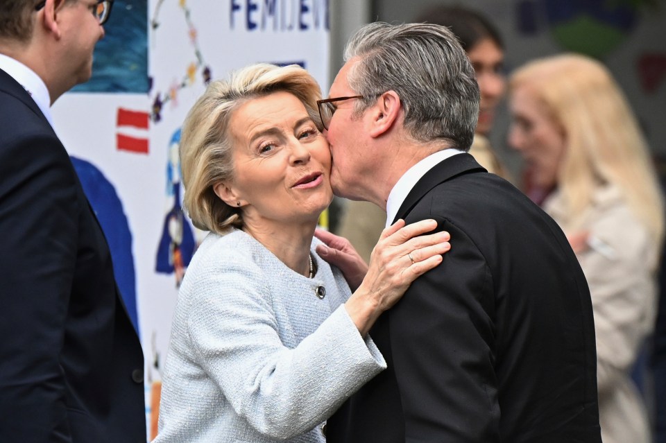 Ursula von der Leyen and Keir Starmer greet each other.