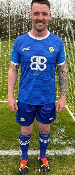 The changed strip bore a 'BB' logo and included the phrase Up The Bonnie Blue Bees' on the back