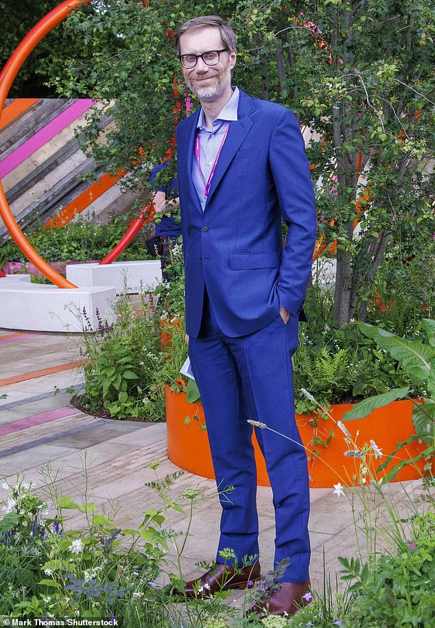 At 6'7, Stephen Merchant wears a size 14 shoe, or a 15 when he's in the US
