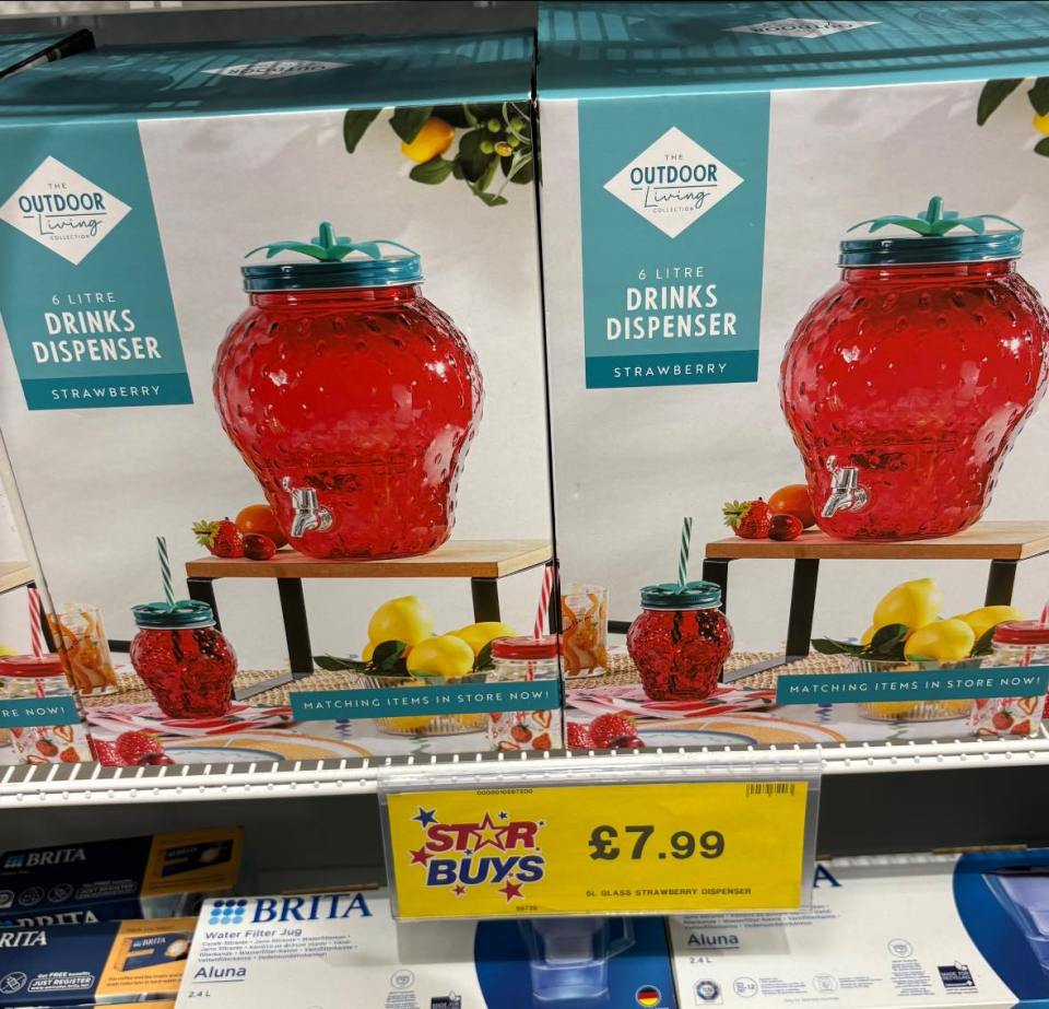 Strawberry-shaped 6L glass drinks dispenser.