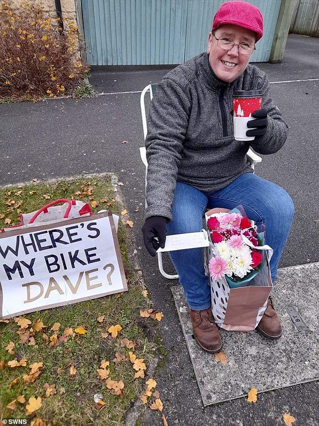 Fiona Bateman outside David Seager's house in Witney, Oxfordshire, after she claimed that he stole her son Graeme's bike - with a sign reading: 'Where's my bike Dave?'