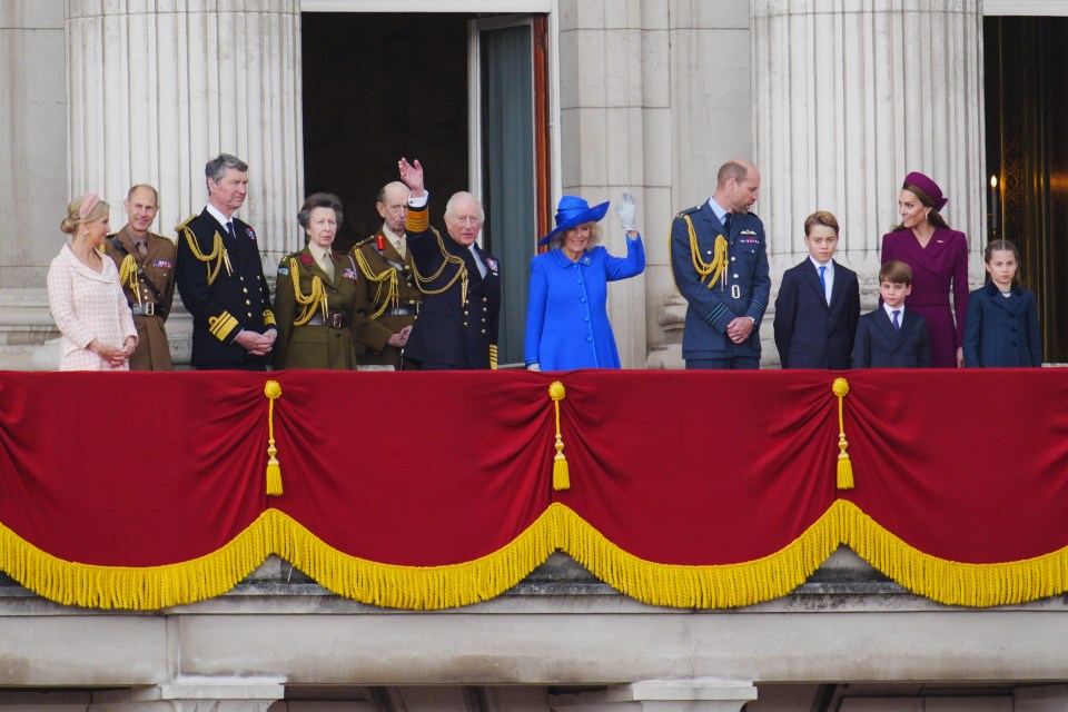 Royal family members on Buckingham Palace balcony.