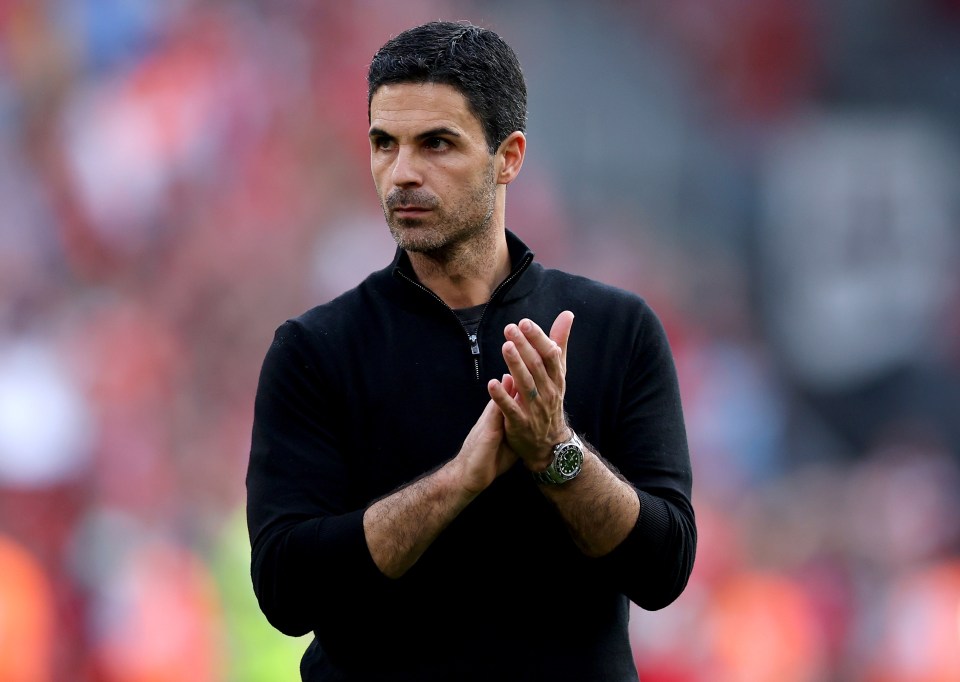 Mikel Arteta applauding.