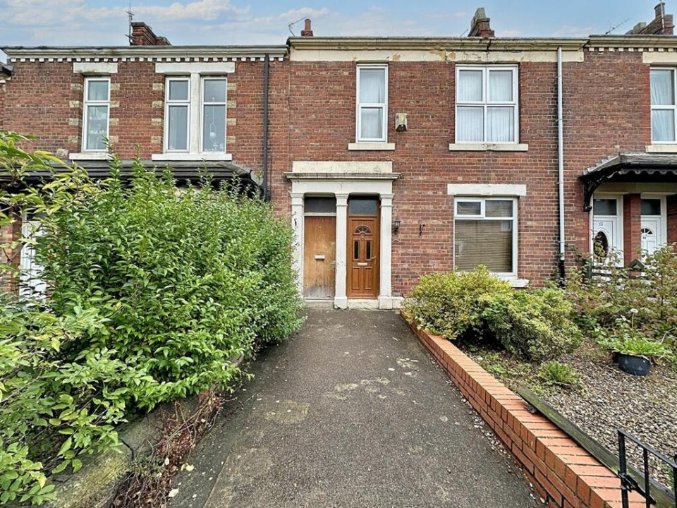 The exterior of the property, NEWCASTLE, ENGLAND THIS COULD be your chance to get onto the housing ladder for just ¿1. Images show the two bedroom ground floor flat in Westmorland Avenue, Wallsend, Newcastle, UK, heading to auction with a guide price of just ¿1. The property is currently tenanted and appears to need some modernisation, however, comparisons show a two-double bedroom flat on the first floor of a development in Sidcup going for up to ¿350K and a two-bedroom flat in The Purey Cust, York, with a guide price of ¿850K, anyone is sure to make their money back with this investment. According to mediadrumworld.com the property is to be sold at auction via Pattinson Estate Agents. ¿To be sold via online auction - 18/10/2024 12:00 - fees apply,¿ states the listing. ¿Starting bids of ¿1 - currently tenanted at ¿390pcm. ¿We are delighted to offer this excellent opportunity to purchase this two bedroom flat. ¿The property briefly comprises an entrance hall, lounge, kitchen, bathroom, and two bedrooms. ¿No viewings are available, the property will be sold as seen & cash buyers only. If you are interested in a house for cheaper than a bus fare this might just be the home for you. ENDS