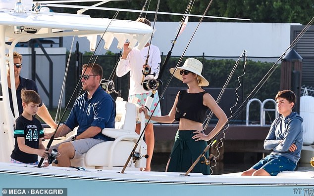The revealing outfit left her midriff and abs on full display