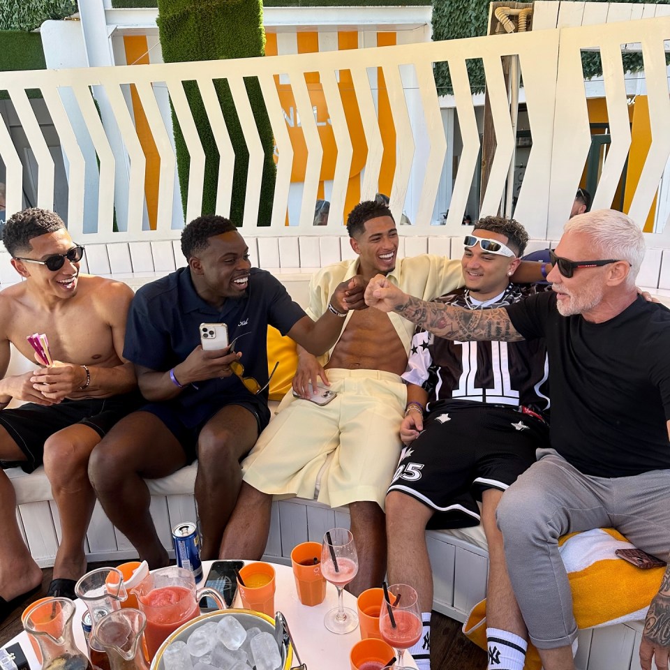 Jude Bellingham, Jobe Bellingham, and Wayne Lineker relaxing together.