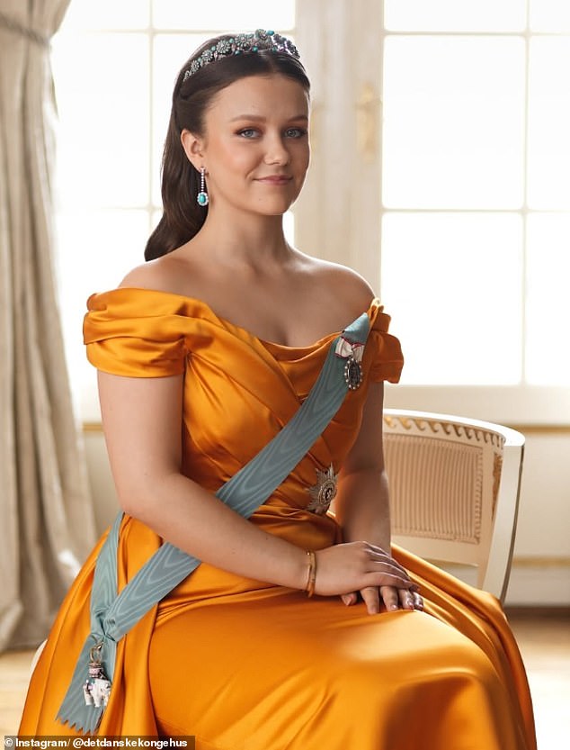 Isabella donned a orange ballgown, which was adorned with the Order of the Elephant and a miniature portrait of her father