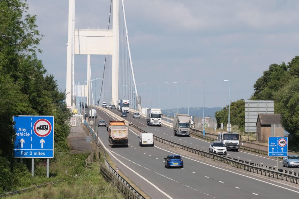 M48 Severn Bridge traffic with 7.5t weight restriction signs.