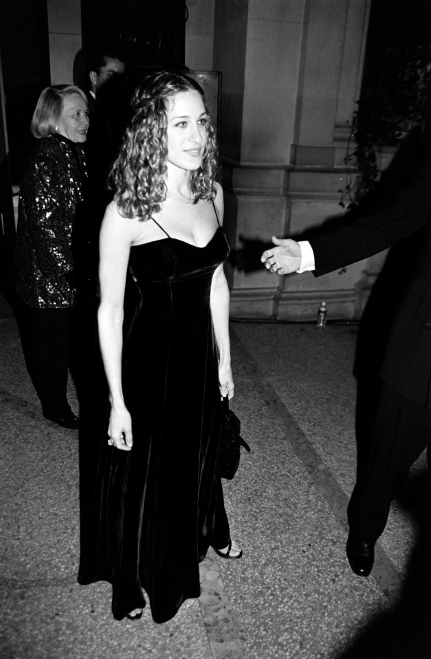 Black and white photo of Sarah Jessica Parker at an event.