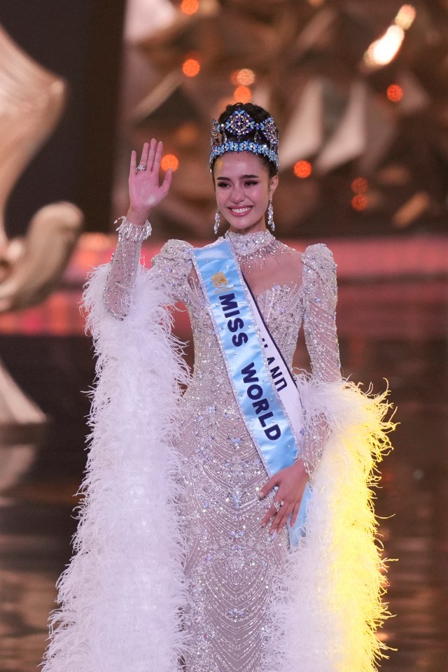 Opal Suchata Chuangsri, Miss World, waving.