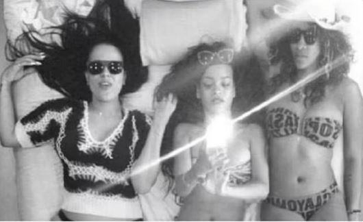 Black and white selfie of Serena Williams and Rihanna.