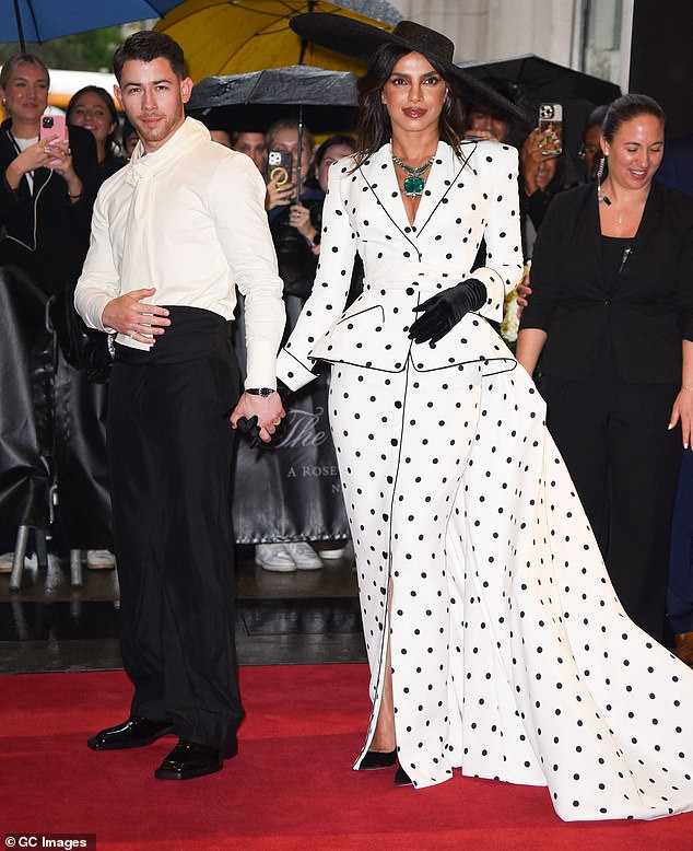 A body language expert is breaking down Priyanka Chopra and Nick Jonas ' 'awkward' Met Gala appearance Monday night as fans are concerned that they could be heading from splitsville