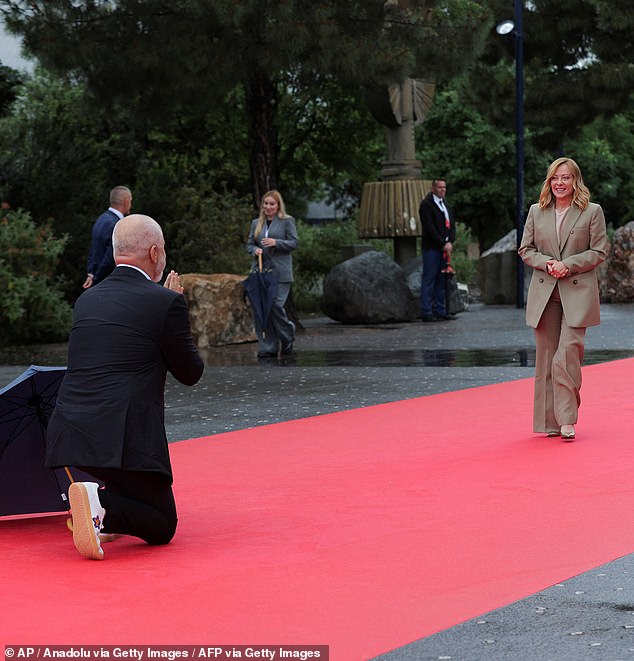 Albania¿s Edi Rama dramatically knelt before his Italian counterpart Giorgia Meloni today as she arrived at his gathering of European leaders