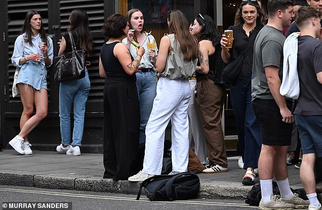 Thieves will target bags that have been left on pavements as workers enjoy evening drinks in London’s Square Mile