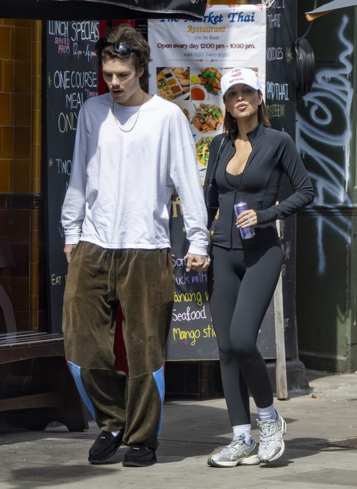 21 May 2025 - EXCLUSIVE. Cruz Beckham and his girlfriend Jackie Apostel were seen shopping along Portobello Road in Notting Hill. Apostel, dressed in black leggings, a fitted top, and a cap, drew comparisons to Cruzs mother, Victoria Beckham, with her strikingly similar style and understated look. Credit: GoffPhotos.com Ref: KGC-102/320/441 **Exclusive to GoffPhotos.com - Newspapers £500 Minimum - Magazines Double Space Rates Minimum Fee of £350 - Online/Web Must Call Before Use**