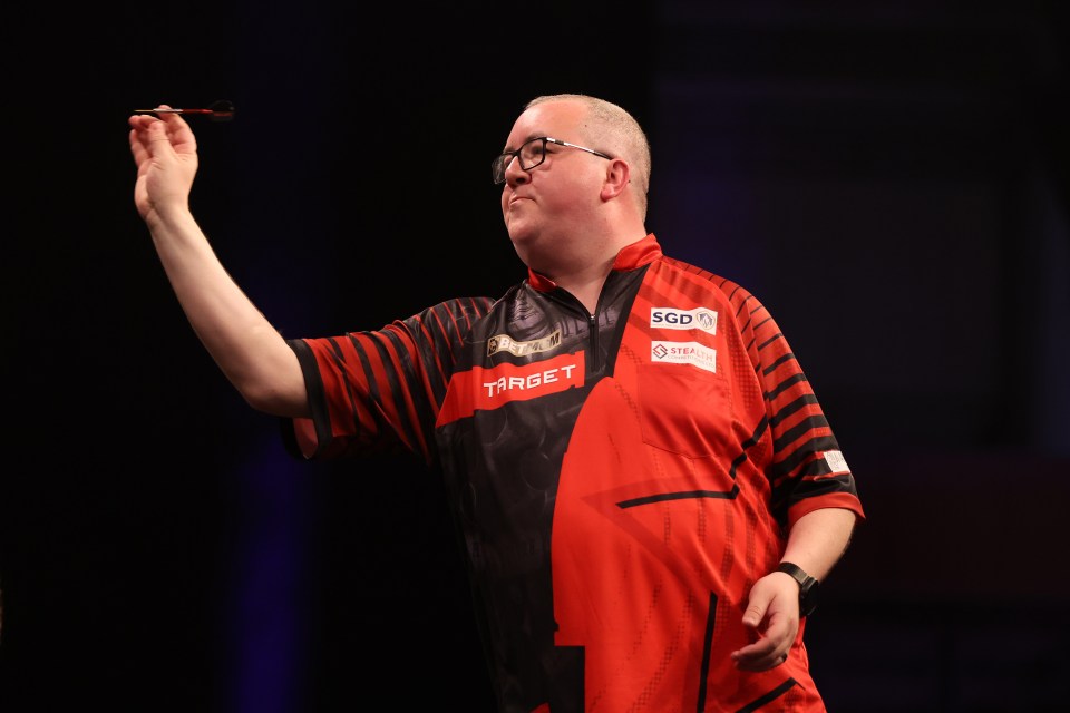 Stephen Bunting of England throwing a dart.