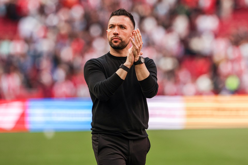 Francesco Farioli, AFC Ajax head coach, applauding.