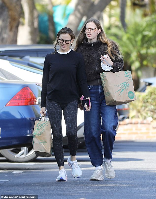 Jennifer Garner's daughter Violet Affleck towered over her famous mom during a mother-daughter grocery run in Los Angeles on Sunday