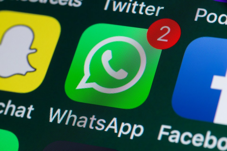 iPhone screen displaying WhatsApp, Facebook, and Twitter app icons.