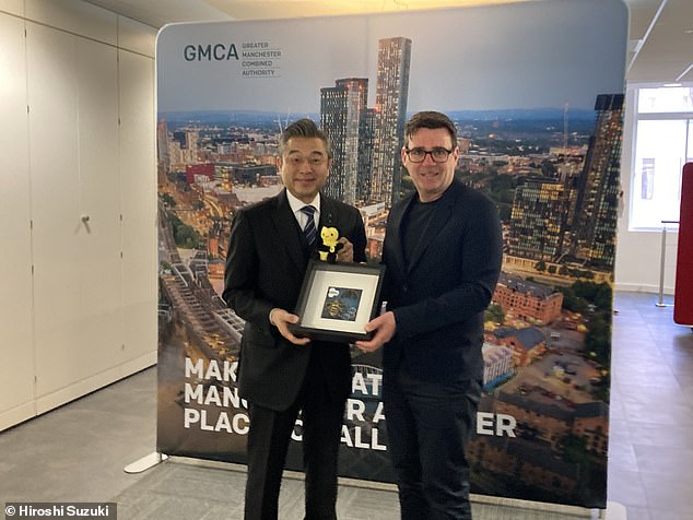 The Mayor of Manchester Andy Burnham gifted Hiroshi a teddy of a bee (the city's symbol) after their meeting