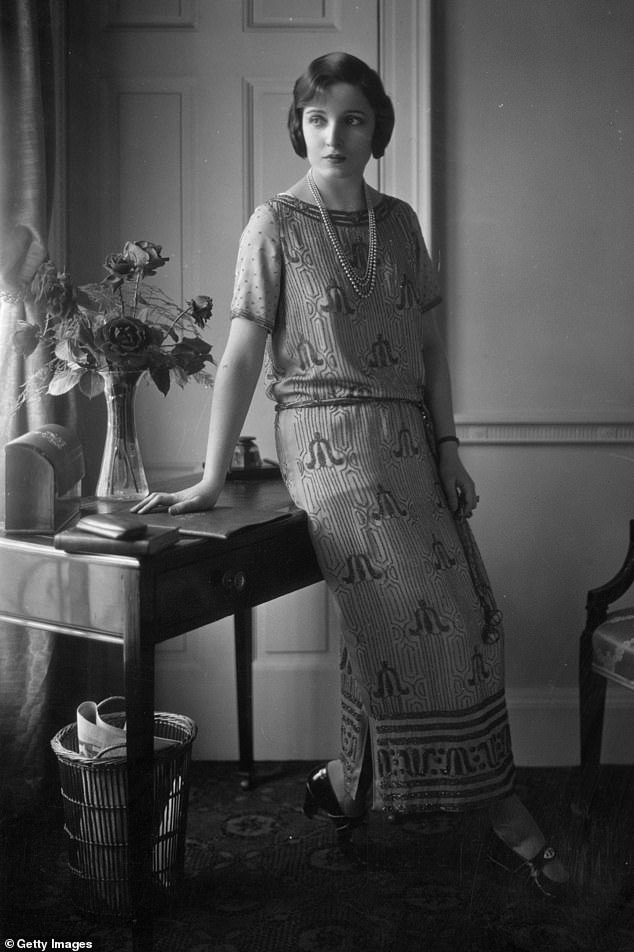 American actress Alice Joyce also fit the 'perfect body' of the twenties and embraced the 'flapper' style with long dresses
