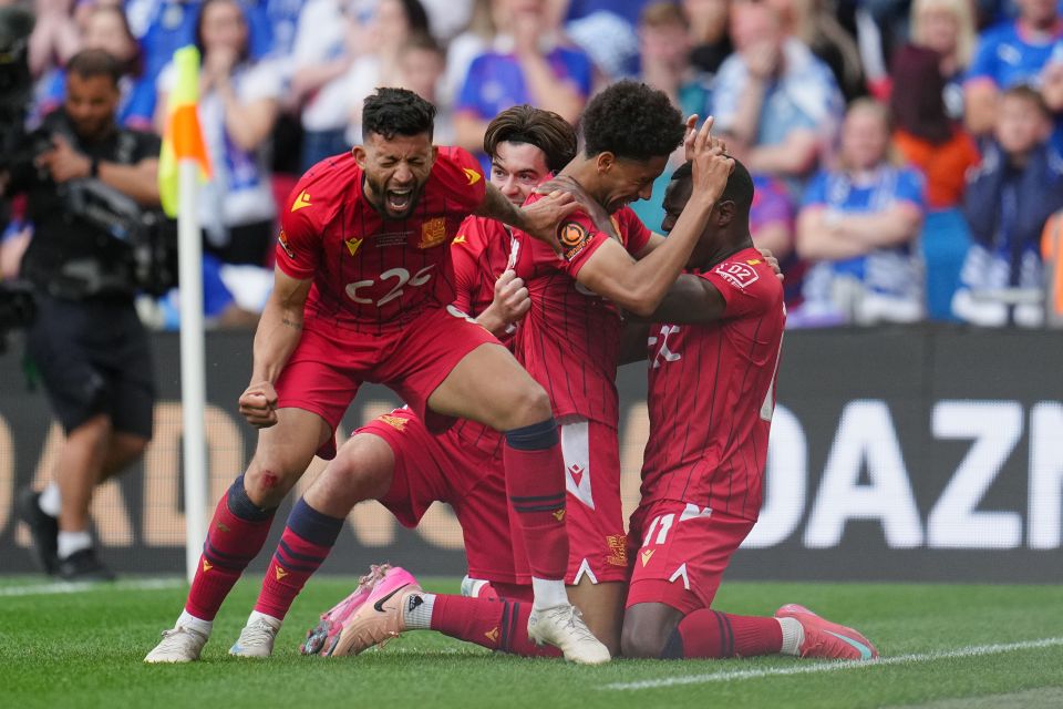 Southend United players celebrating a goal.