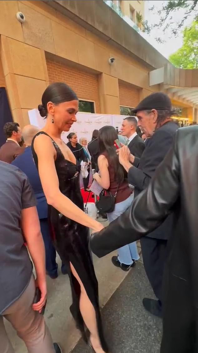 Arriving just before the show started, Foster stuck close to her publicist and shared photos with costar Michael Urie but avoided the area where reporters were gathered