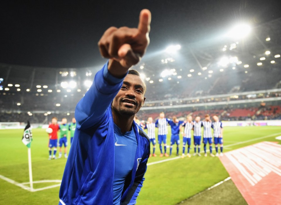 HANOVER, GERMANY - NOVEMBER 06: Salomon Kalou of Berlin celebrates at the end of the Bundesliga match between Hannover 96 and Hertha BSC at HDI-Arena on November 6, 2015 in Hanover, Germany. (Photo by Stuart Franklin/Bongarts/Getty Images)
