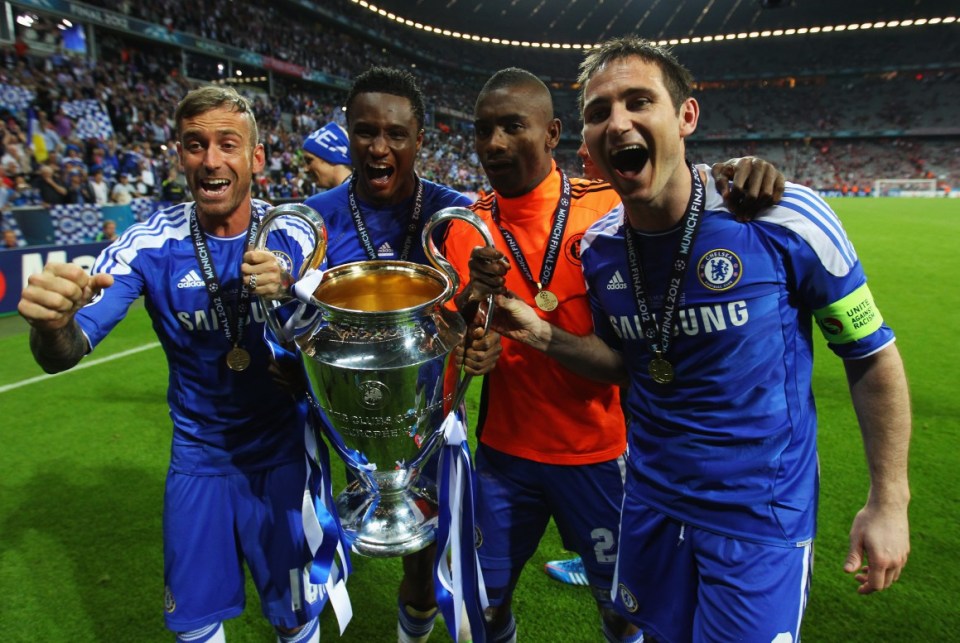 MUNICH, GERMANY - MAY 19: (L-R) Raul Meireles, John Obi Mikel, Salomon Kalou and Frank Lampard of Chelsea celebrate with the trophy after their victoryn in UEFA Champions League Final between FC Bayern Muenchen and Chelsea at the Fussball Arena M?nchen on May 19, 2012 in Munich, Germany. (Photo by Alex Livesey/Getty Images)