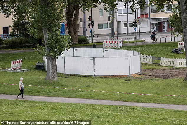 On Deutzer Ufer, one of the three unexploded bombs from the Second World War is fenced off with screens