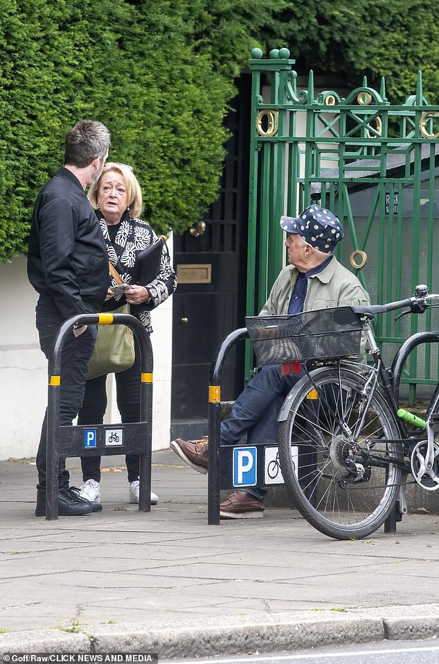 Noel was seen chatting to passersby as he made his way to band practice