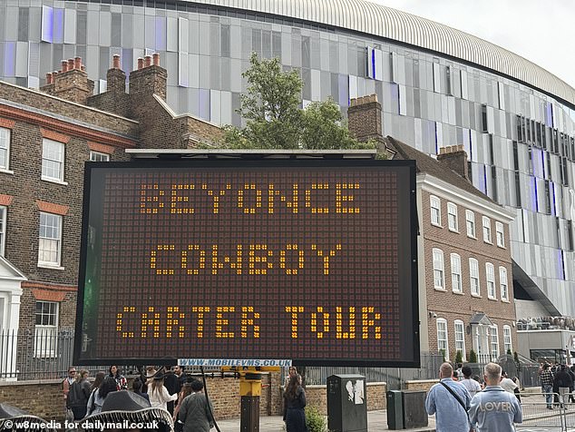 ¿We won¿t let the rain stop us,¿ said Beyonce, who arrived onstage in cowgirl chaps, accompanied by an energetic dance troupe