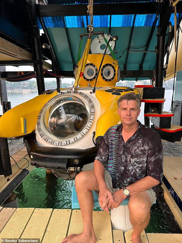 Karl Stanley, an expert in commercial submersibles, believes that his long-term friend Rush was suicidal and planned to die at the Titanic wreck to write himself into the ship's mythology