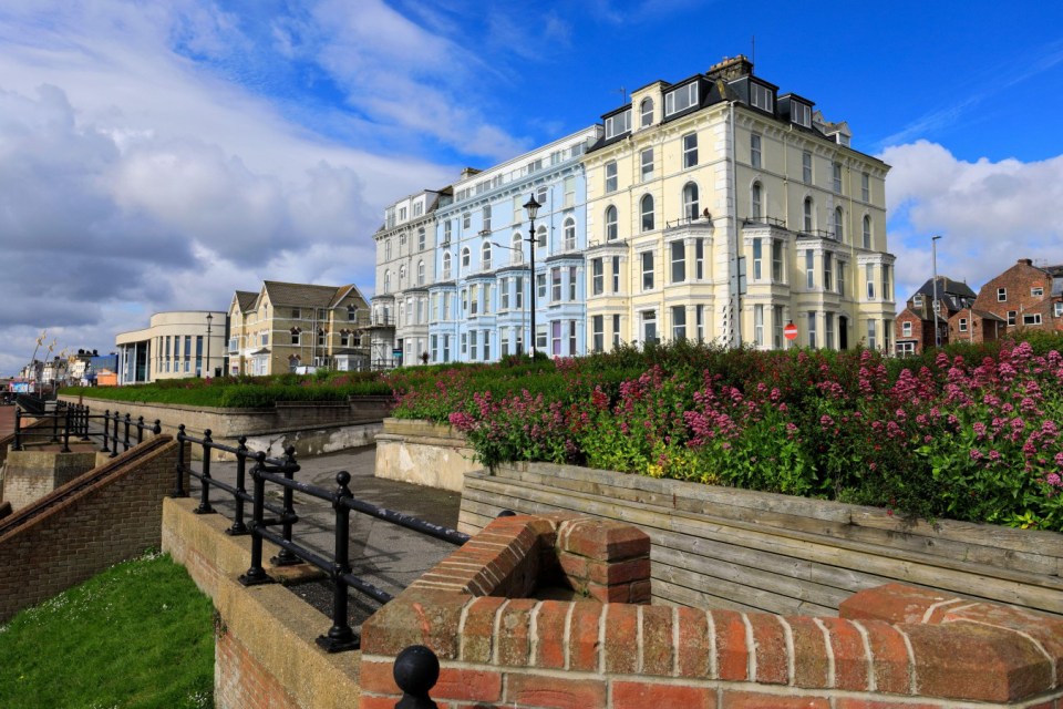 2YGMWJ5 Guest houses and hotels on the promenade at Bridlington town, East Yorkshire, England, UK