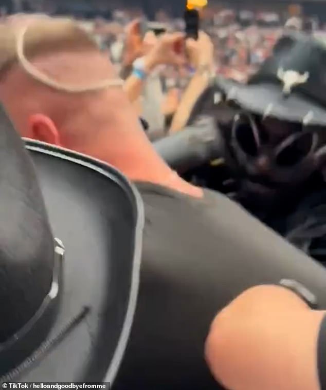 The fans fought while Beyoncé was belting out her 2008 hit Why Don't You Love Me