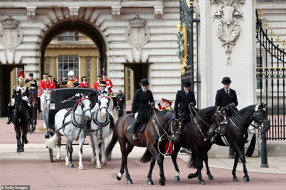 More members of the division leaving through Buckingham Palace's gate today