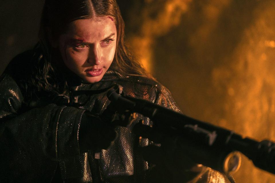 Ana de Armas in Ballerina, aiming a rifle.