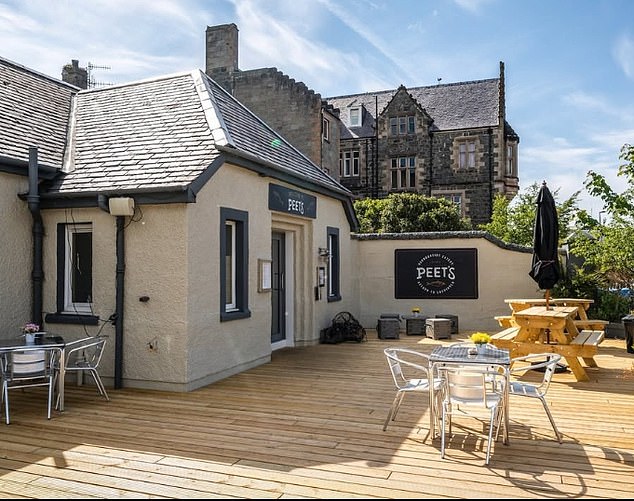 The BAFTA award winner and her husband David Peet own a seafood restaurant named Peet's in the quiet village where from time to time Ruth even serves customers