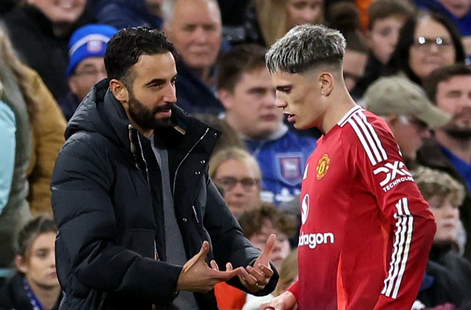 Manchester United's coach Ruben Amorim speaks with players Marcus Rashford and Alejandro Garnacho.