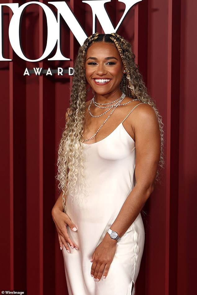 The stunning actress paired the look with strappy heels and glittery eye makeup to round out her red carpet look