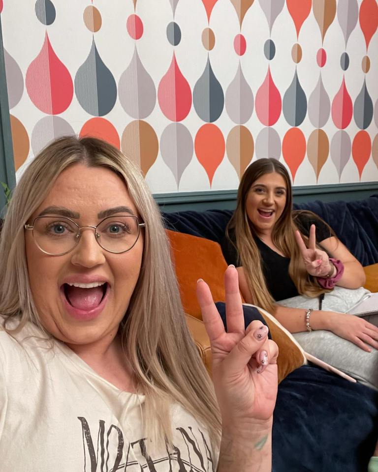 Izzi and Ellie Warner from Gogglebox making peace signs.