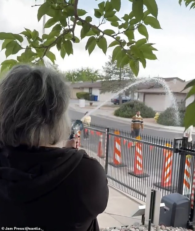 Joanne Quintana, the real-life owner of the iconic Breaking Bad home in Albuquerque, New Mexico has finally had enough and reached her own breaking point and is hosing down fans