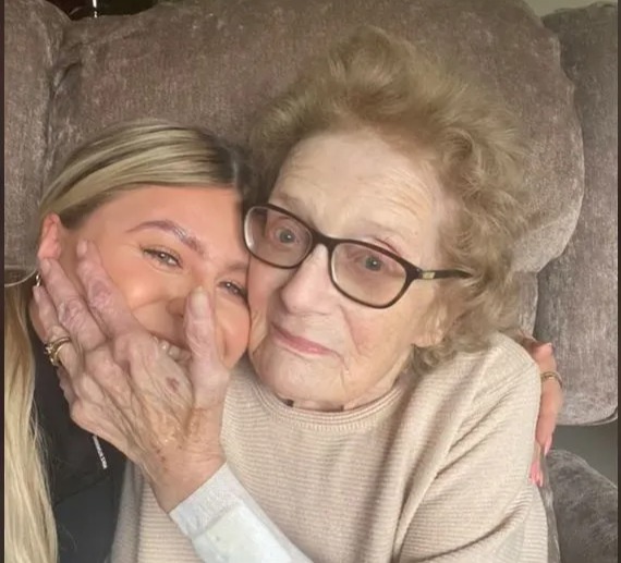 Jess and Norma embracing.