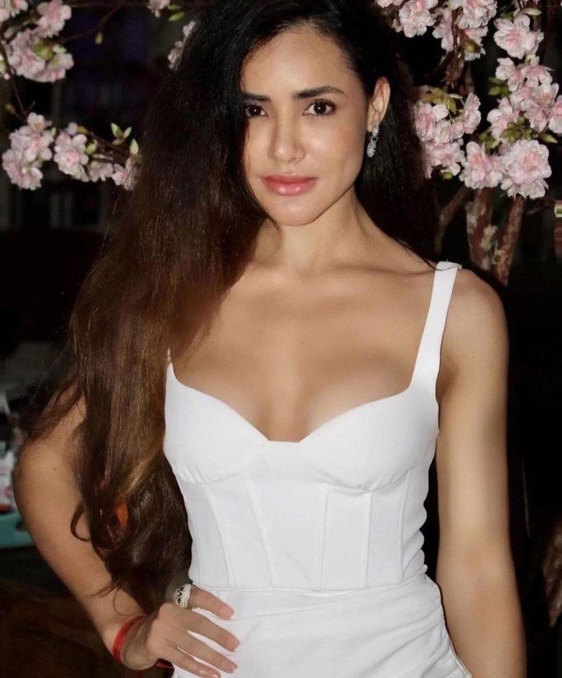 Wanessa Moura in a white dress.