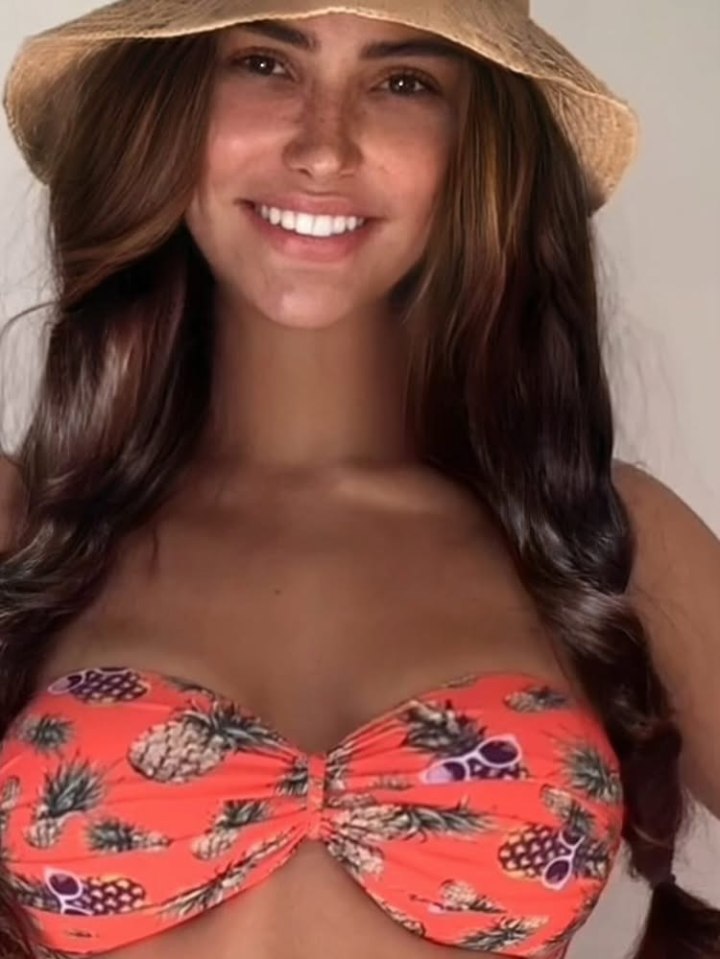 Wanessa Moura, influencer, wearing a straw hat and pineapple-print bikini top.