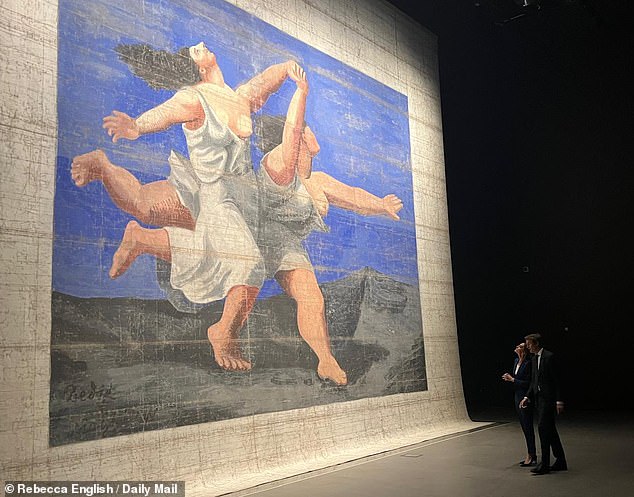 During her tour, Kate stopped to admire the largest Picasso work in the world that measures 30m by 40m